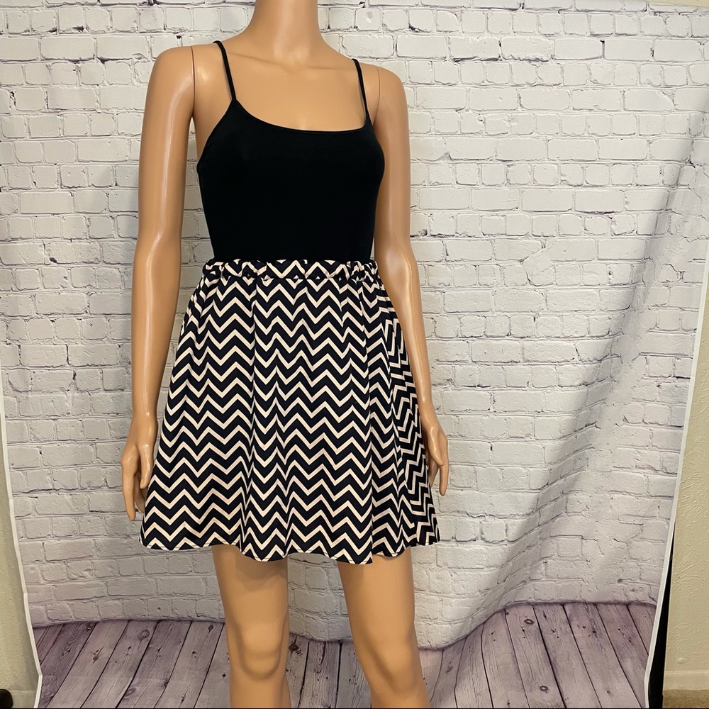 Dina Be francesca’s size small High Waisted Elastic Zig Zag High to Low